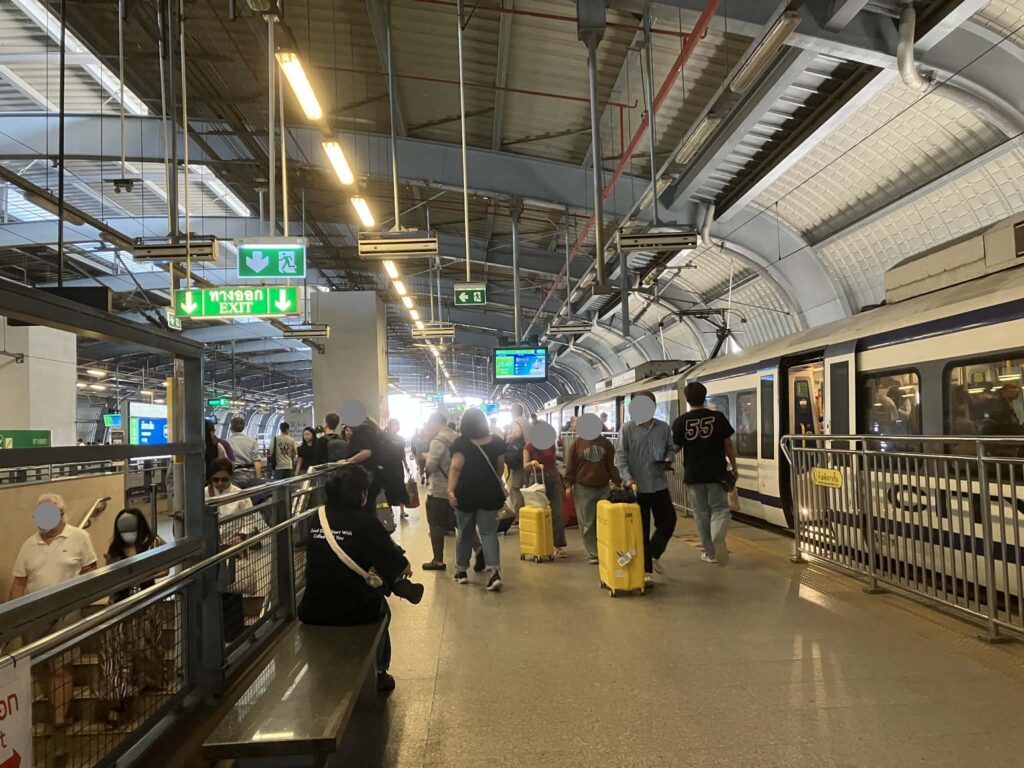 Airport Rail Link platform at Makkasan Station with passengers transferring to MRT