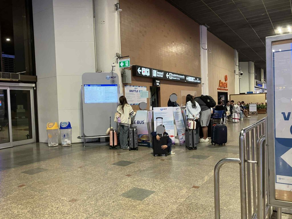 Free shuttle bus registration counter at Don Mueang Airport (DMK) for transfer to Suvarnabhumi Airport