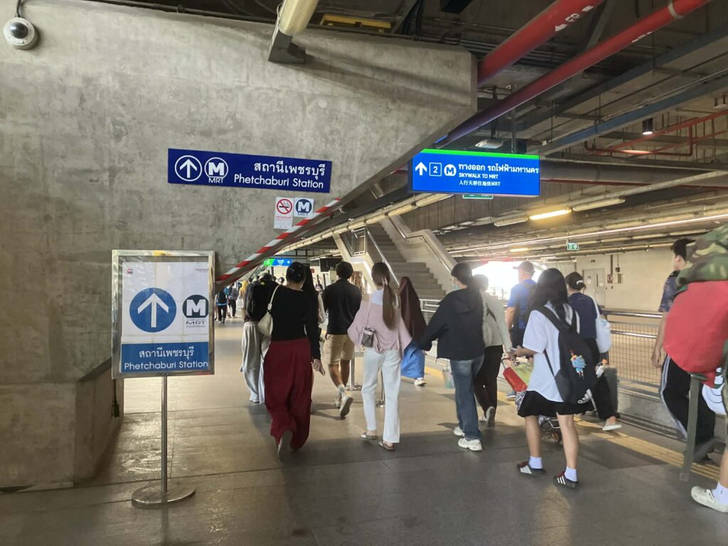 Directional signs to MRT Phetchaburi Station from Airport Rail Link Makkasan Station