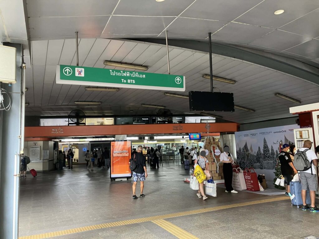 Direct connection walkway between Airport Rail Link and BTS at Phaya Thai Station