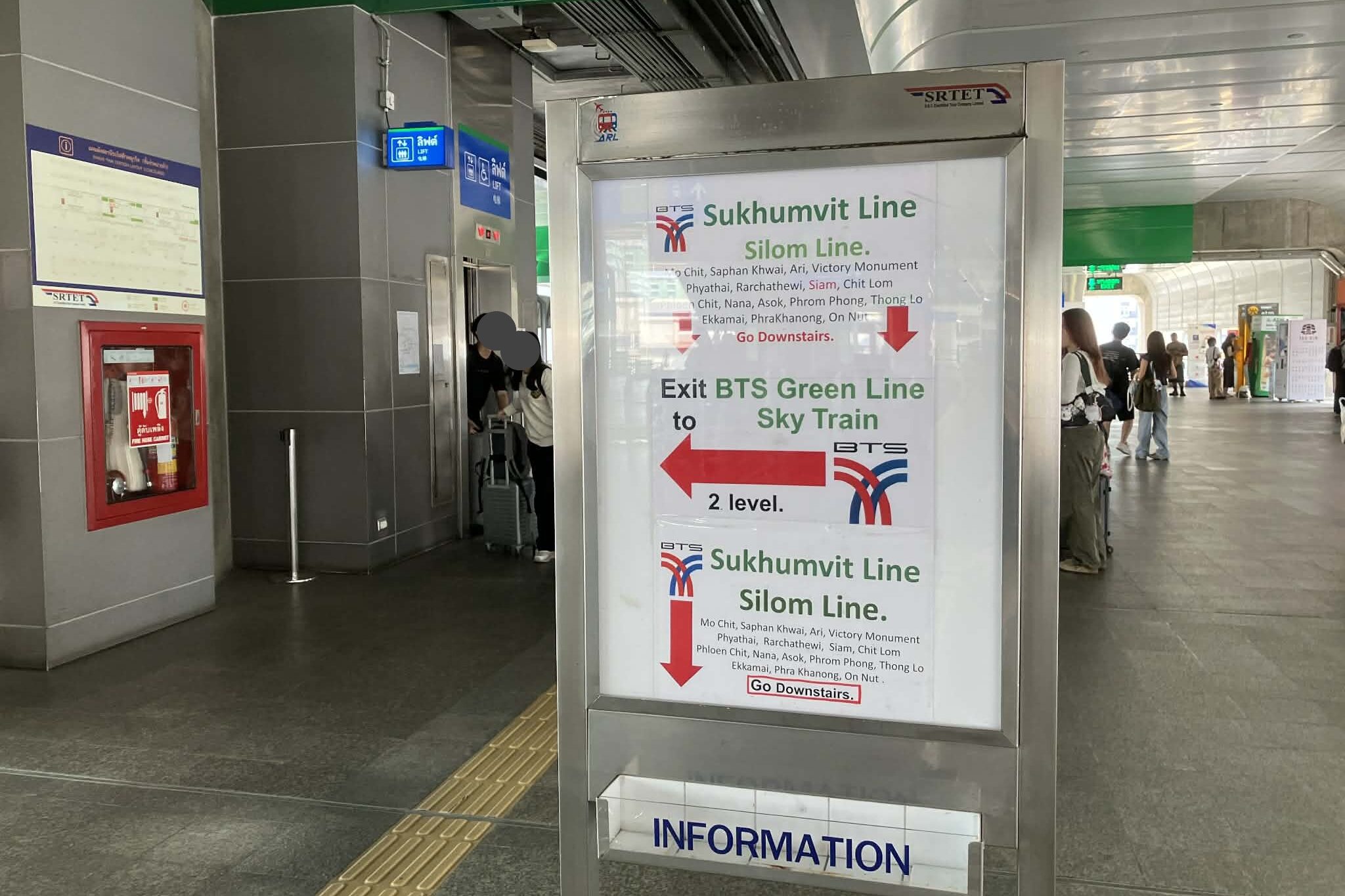 BTS Sukhumvit Line and Silom Line direction guide at Phaya Thai Station