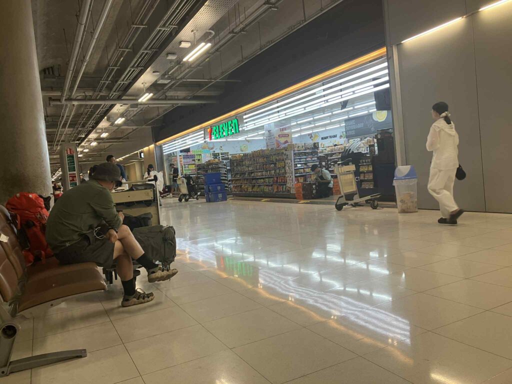 24-hour 7-Eleven at Suvarnabhumi Airport open late at night