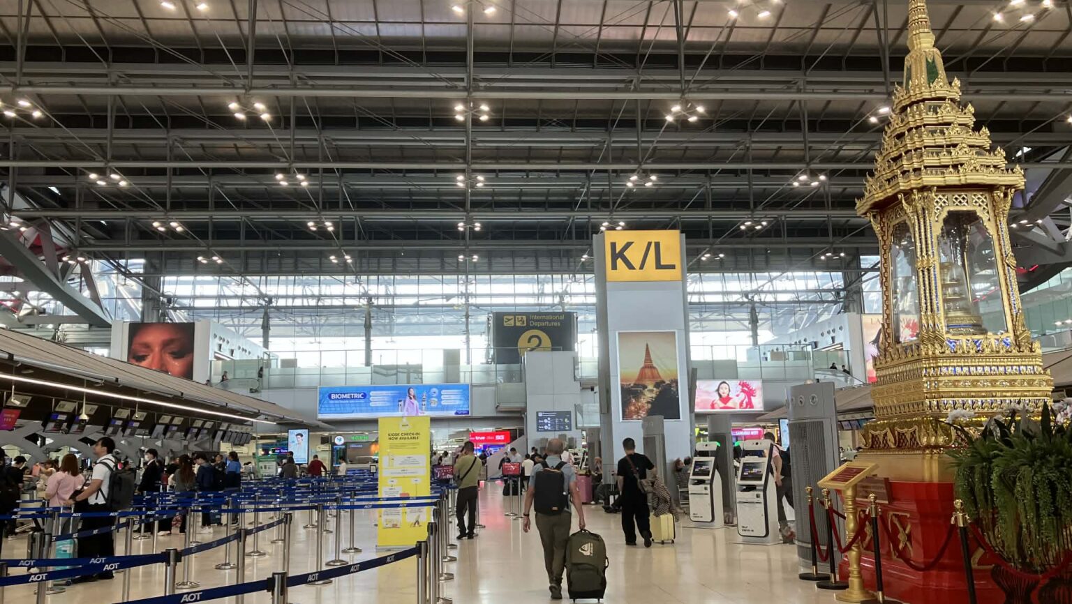 Interior overview of Suvarnabhumi Airport main terminal (BKK), Bangkok