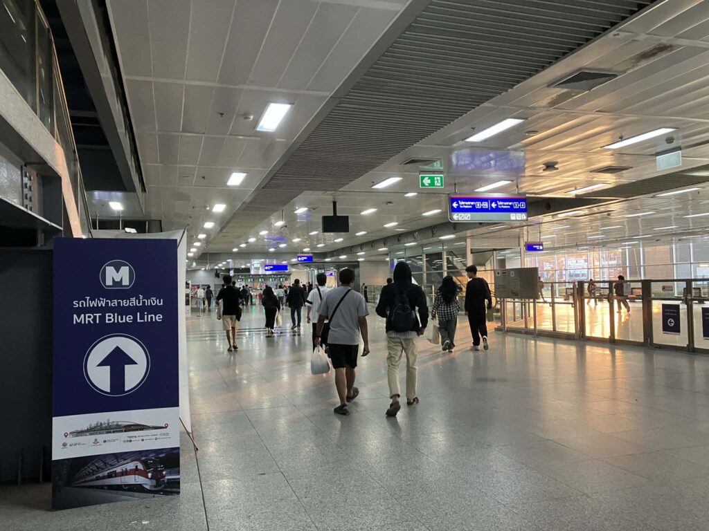 Walkway connecting SRT Red Line and MRT at Bang Sue Station