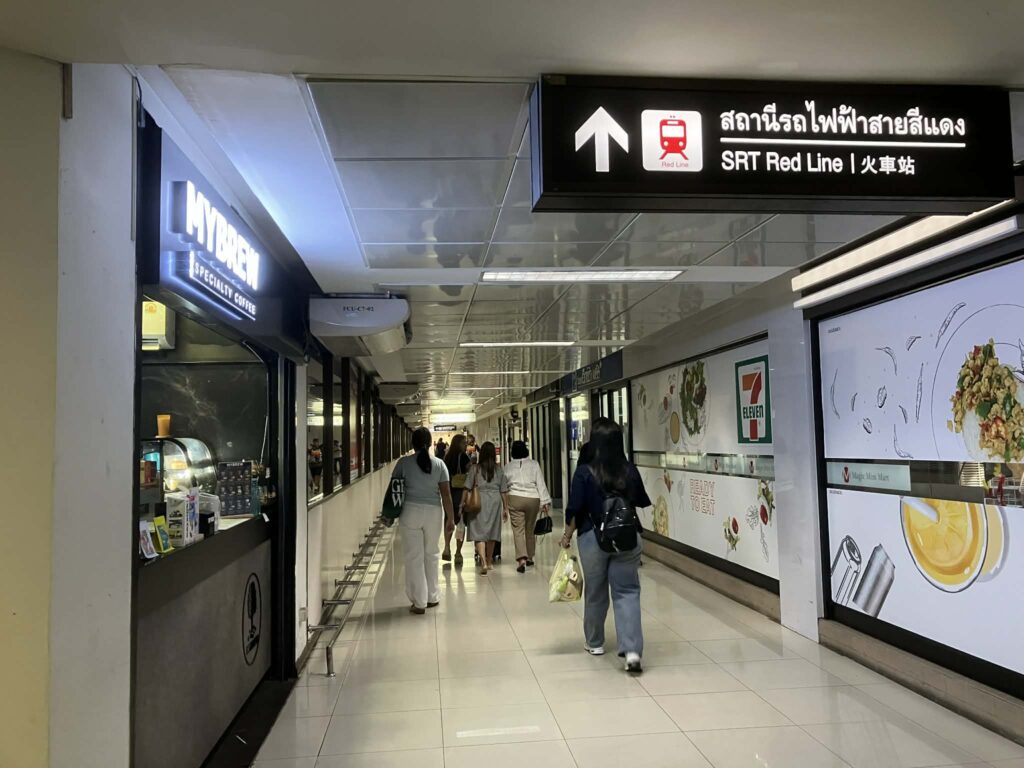 Walkway connecting Don Mueang Airport terminal to the Red Line station