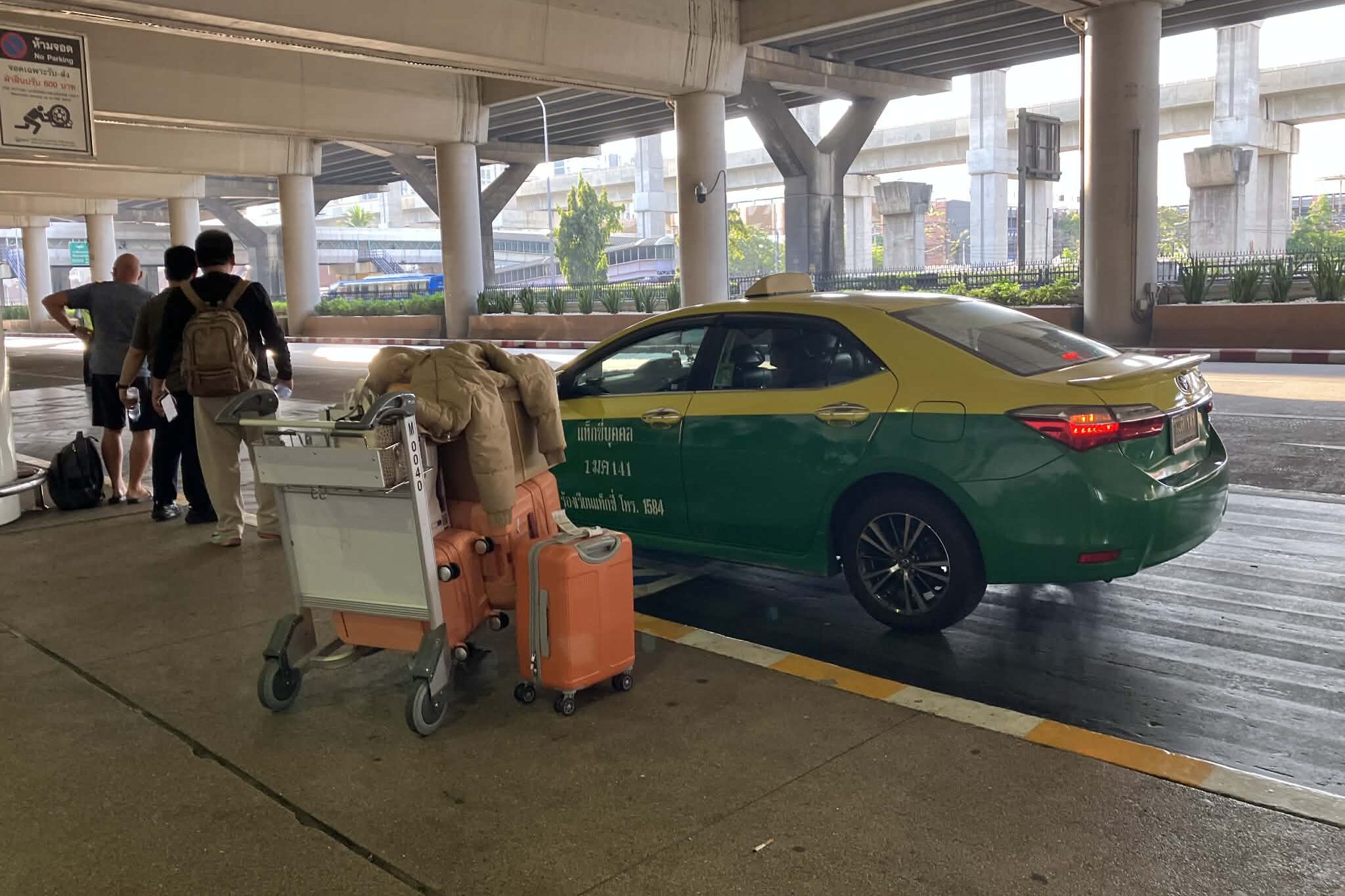 Bangkok airport taxi pickup luggage Suvarnabhumi