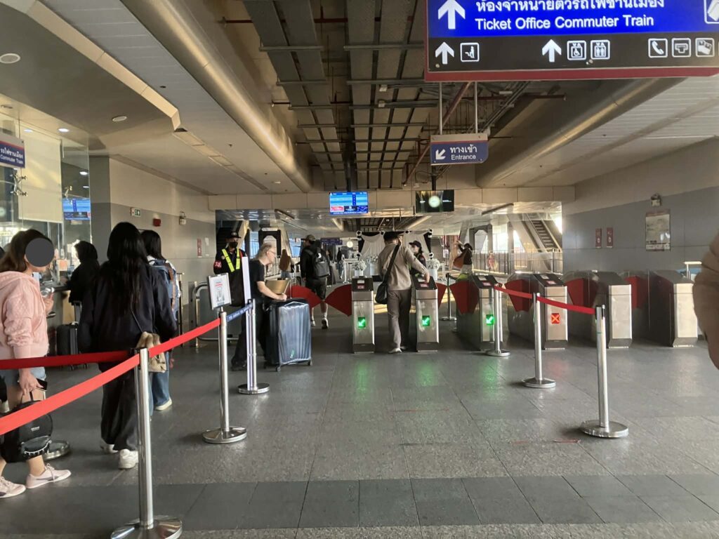 Ticket gates at Don Mueang Red Line station