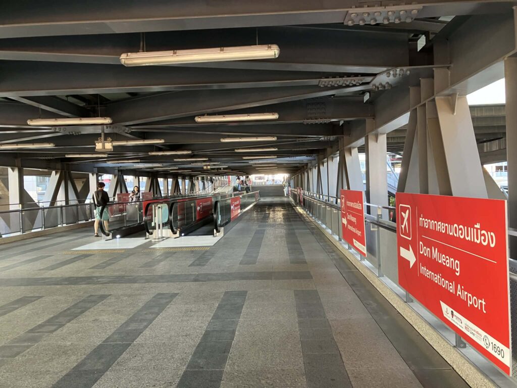 Pedestrian bridge between Don Mueang Airport and Red Line station