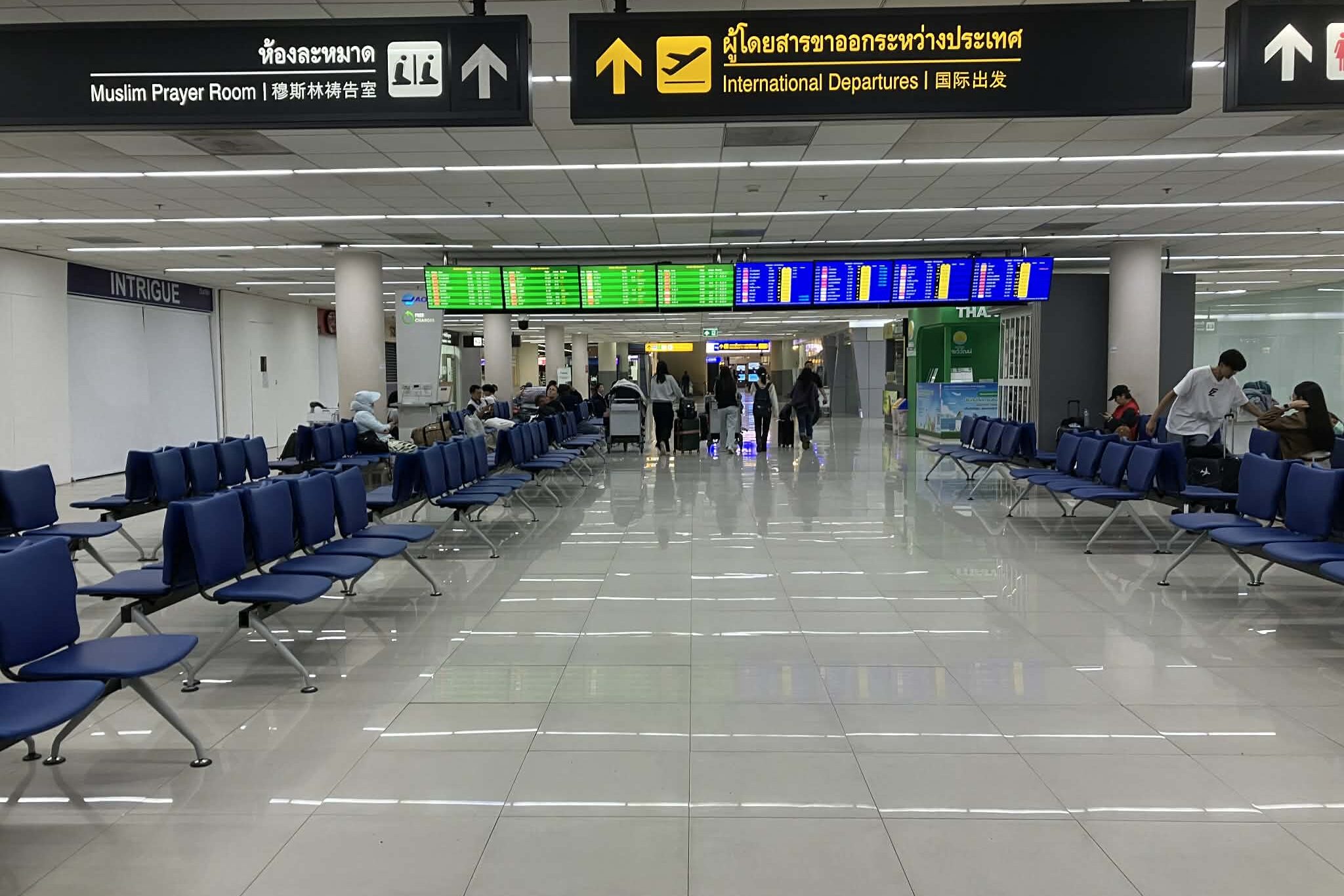 don mueang airport connector corridor seating area