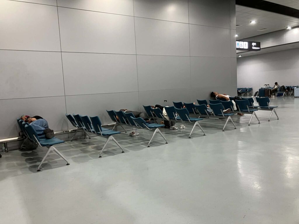 don mueang airport overnight sleeping on benches