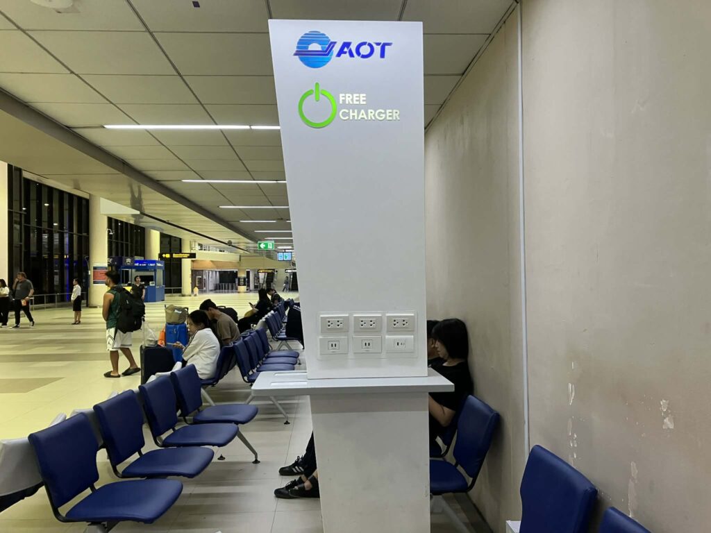 don mueang airport free charging station seating area