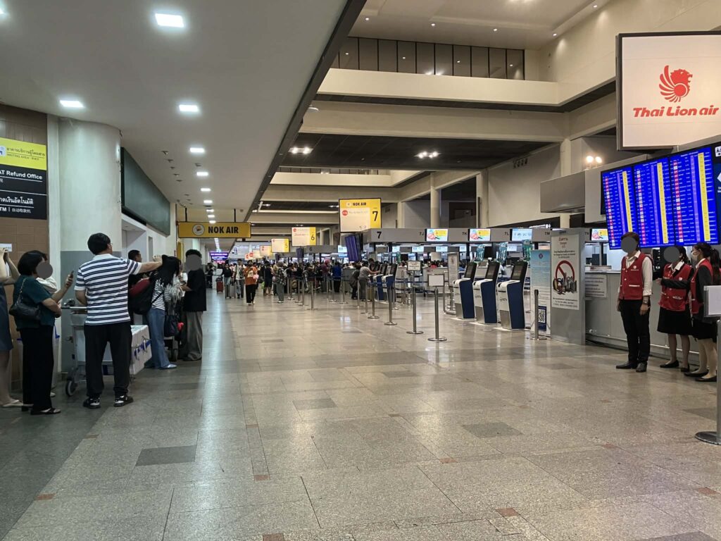 don mueang airport departure hall crowded 11pm
