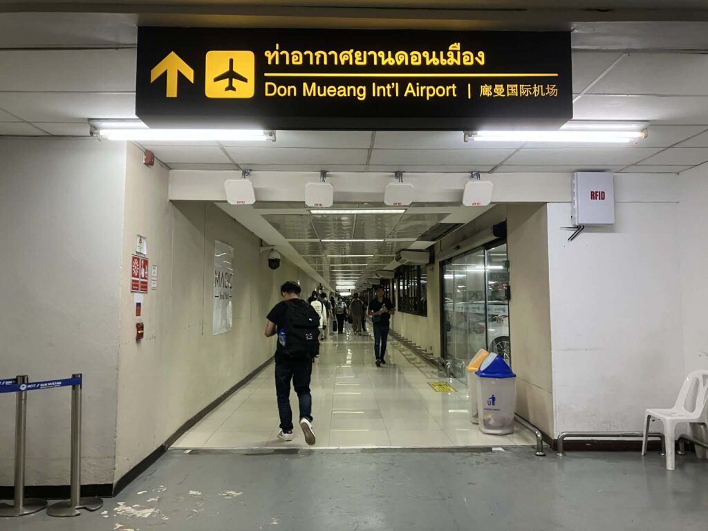 Walkway sign leading from Don Mueang Station to Don Mueang Airport