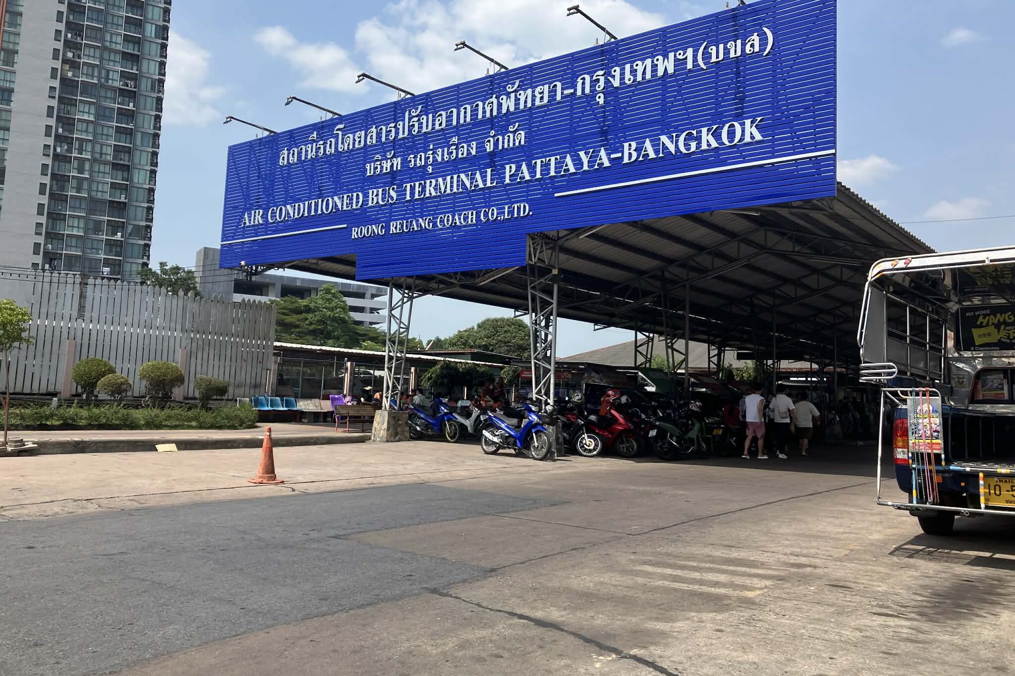 Roong Reuang Coach bus from Pattaya to Bangkok parked at the terminal