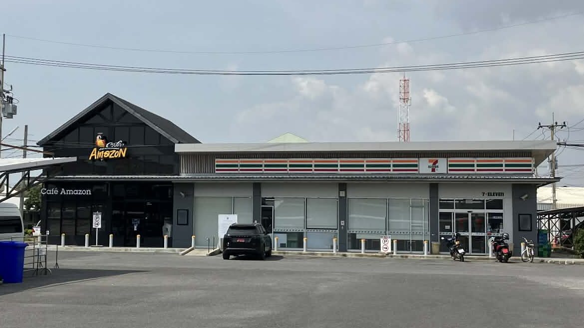 Café Amazon and 7-Eleven near U-Tapao Airport terminal